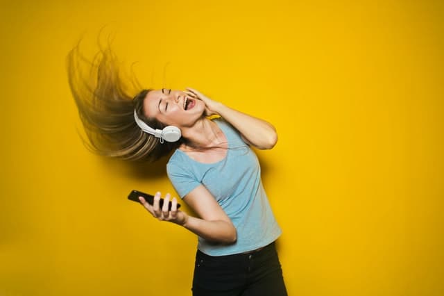 girl listen music
